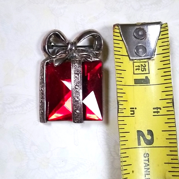Vintage Festive Mid Century Ruby Glass Silver Tone Present Brooch Pin - Picture 9 of 11